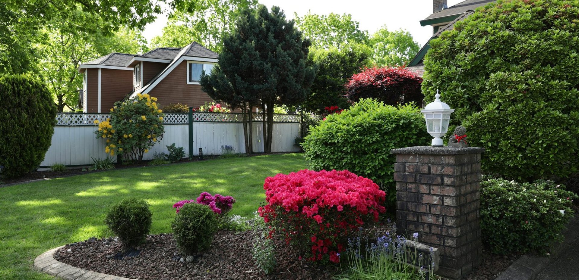 Maintained garden, shrubs, lawn and landscape beds